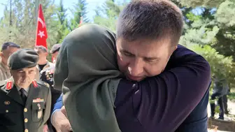 Şehit Mezarlarına Karanfil Bırakıldı, Gözyaşları Sel Oldu