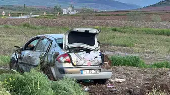 Kaygan yolda kontrolden çıkan otomobil takla attı