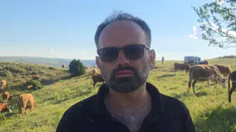 Keneye karşı uyarıda bulunurken üzerinde kene gezdiği fark edildi