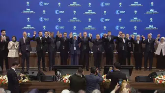 AK Parti Genel Merkezi'nde Sürpriz Katılım! İstifa Eden Belediye Başkanları Resmi İmzayı Attı!