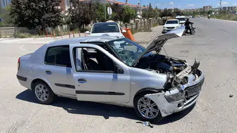 Şiddetli Çarpışmanın Sesi Tüm Mahalleyi Sokağa Döktü! Sivas’ta Flaş Trafik Kazası!