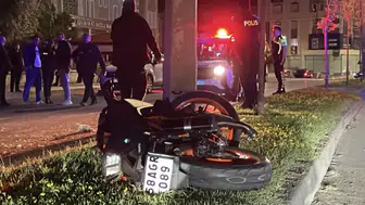Sivas’ta aydınlatma direğine çarpan motosikletteki 2 kişi yola savruldu