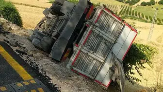Beşikli Köyü Yakınlarında Korkutan Kaza! Tonlarcası Araziye Saçıldı, Çiftçinin Emeği Ziyan Oldu!