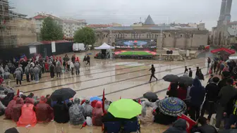 Sivas’ta Yağmur Milli Coşkuyu Durduramadı! Vatandaşlar Dev Ekran Başında Buluştu