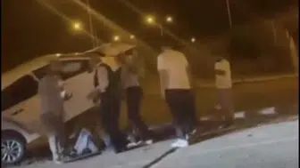 Batman’da Akılalmaz Kaza! Otomobil Beton Kaidede Asılı Kaldı