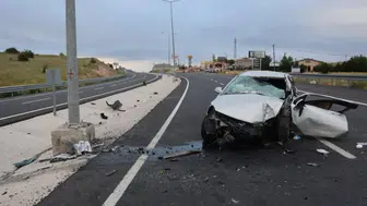 Otomobil direğe çarptı: 1 çocuk ölü, 3 yaralı