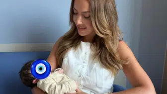 Sivaslı ünlü şarkıcı Hadise ikinci yeğenini kucağına aldı