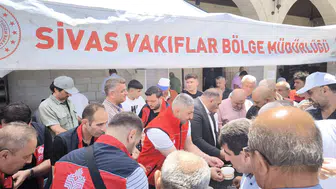 Sivas Vakıflar Bölge Müdürlüğü'nden Anlamlı İkram! Yüzlerce Vatandaş Sıraya Girdi!