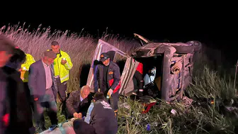 Gevaş'ta Gece Yarısı Araç Takla Attı: Yaralılar Hastaneye Kaldırıldı