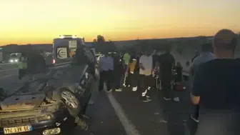Lastiği patlayan otomobil bariyerlere çarparak takla attı