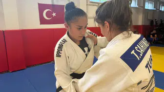 Sivaslı İkizler Dünyayı Sallamaya Gidiyor! Avrupa'yı Dize Getirdiler...