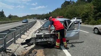 Edremit Yolunda Korkutan Kaza! Kontrolden Çıkıp Refüje Böyle Saplandı