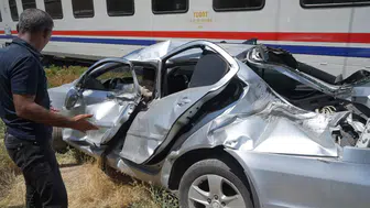 Muş'ta Hemzemin Geçitte Dehşet! Tren Otomobili Biçti: 3 Yaralı...