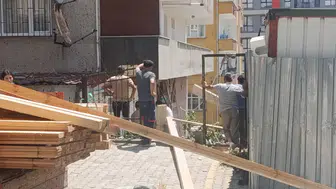 Küçükçekmece'de İnşaat Faciası! Evlerinde Mahsur Kaldılar: Tahliye Anı
