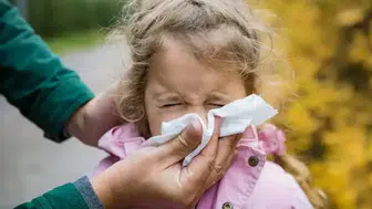 Her 5 çocuktan birini etkiliyor: Geçmeyen burun akıntısına dikkat!