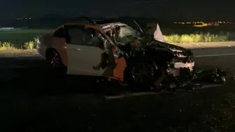 Sivas’ta traktöre çarpan Mercedes hurda yığınına döndü