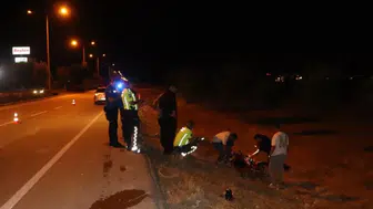Otomobille çarpışan motosiklet şarampole savruldu