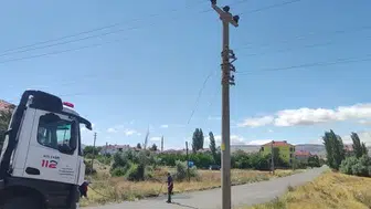 Şarkışla'da Korku Dolu Anlar! Fırtına Ağacı Devirdi, Alevler Yüksel