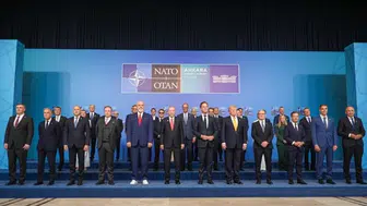 NATO Zirvesi'nde aile fotoğrafı çektirildi