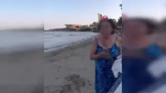 Plajda Skandal Görüntüler! Anne ve Kıza Öyle Bir Saldırdı Ki Herkes...