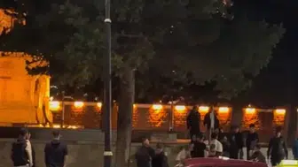 Sivas Kent Meydanı'nda Kontrolden Çıkan Otomobil Direğe Çarptı