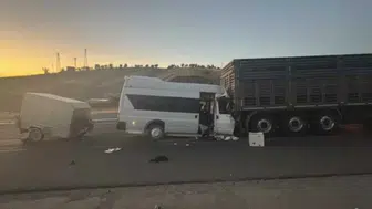 Malatya'da Tarım İşçilerini Taşıyan Minibüs Tıra Çarptı
