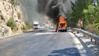 Karabel Yayla Yolu'nda Dehşet Anları! Alev Alev Yanan Araç Yolu Kilitledi