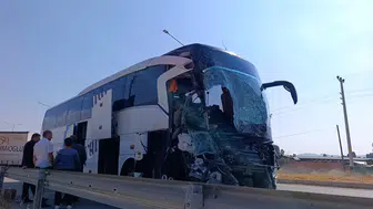Afyonkarahisar'da Otobüs Kamyonete Çarptı: 1 Ölü, 15 Yaralı!