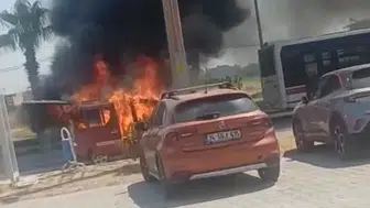 İzmir'de Otomobilde Korku Dolu Anlar: Alev Alev Yanan Araç Kül Oldu!