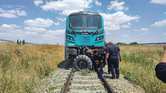 Şarkışla’da Hemzemin Geçitte Kaza: Yük Treni Traktöre Çarptı!
