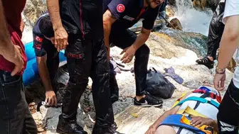 Köyüne Su Getirmek İsterken Kayalıklardan Yuvarlandı! Sarp Arazide Can Pazarı