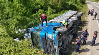 Sinop'ta Viraja Hızlı Giren Un Yüklü Tır Dehşet Saçtı! Yola Un Keseleri Saçıldı