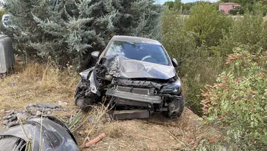 ELAZIĞ’DA OTOMOBİL AĞACA ÇARPTI: 4 KİŞİ YARALANDI
