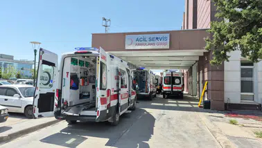 Besni’de Çatıdan 3 Metre Yükseklikten Düştü: Ağır Yaralandı