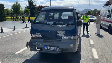 Samsun'da Şiddetli Çarpışma! Araç İçinde Sıkışan Sürücüyü Ekipler Kurtardı