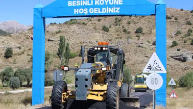 Hafik’te Köy Yollarında Asfalt Çalışmaları Sürüyor
