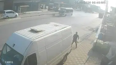 Adana’da Yolcu Minibüsünün Çarptığı 11 Yaşındaki Çocuk Ağır Yaralandı: Sürücü Karakola Teslim Oldu!