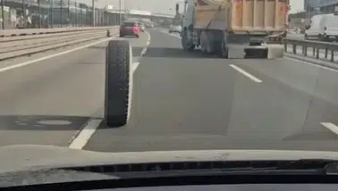 İstanbul'da Facianın Eşiğinden Dönüldü! Kamyonun Tekerlekleri Fırladı