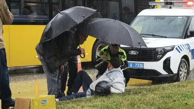 Yağmurda Düşen Motosikletliye Polisin Şemsiyesi Siper Oldu