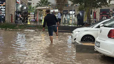 Adıyaman'da Sağanak Felaketi: Yollar Göle Döndü, Araçlar Çöktü