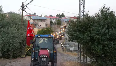 Sivas’ta Damat Gezdirme Geleneği Traktör Konvoyuyla Yaşatılıyor