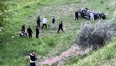 Direksiyon hakimiyeti kayboldu, araç savruldu! 4 kişi hastanelik