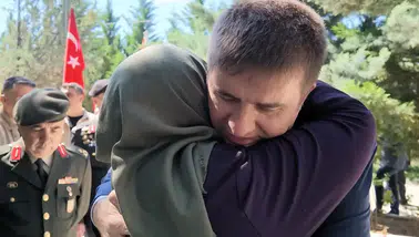 Şehit Mezarlarına Karanfil Bırakıldı, Gözyaşları Sel Oldu