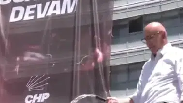 CHP Genel Merkezi’nde tahliye krizi sürüyor: Mahmut Tanal elinde hortumla çatıya çıktı