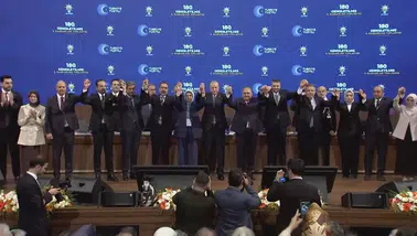 AK Parti Genel Merkezi'nde Sürpriz Katılım! İstifa Eden Belediye Başkanları Resmi İmzayı Attı!