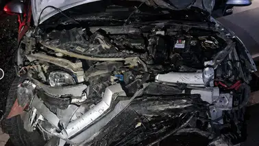 Bankette duran otomobile çarpan araç hurdaya döndü
