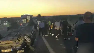Lastiği patlayan otomobil bariyerlere çarparak takla attı