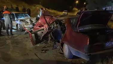 Sivas'ta İki Otomobil Kafa Kafaya Çarpıştı