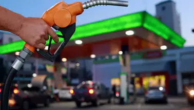 Akaryakıtta ibre terse döndü: Pompa fiyatlarına bu gece yarısından itibaren indirim...