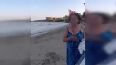 Plajda Skandal Görüntüler! Anne ve Kıza Öyle Bir Saldırdı Ki Herkes...